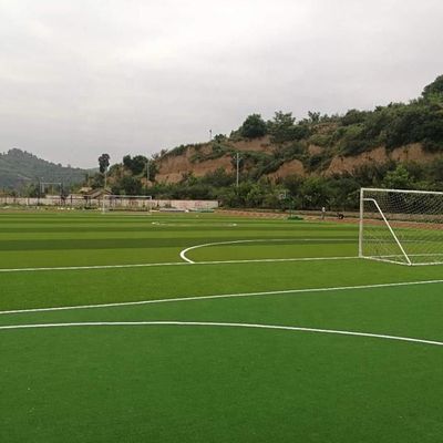 50mm ύψος Ποδοσφαιρικό πεδίο Τεχνητό γκαζόν με πιστοποίηση SGS ανταγωνιστικό